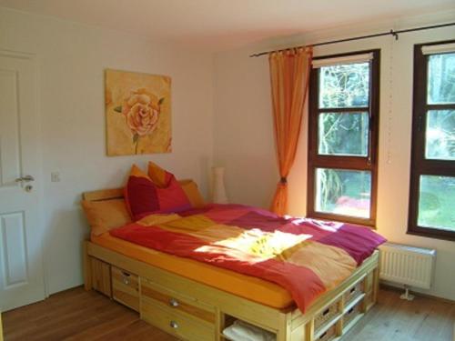 1 dormitorio con 1 cama en una habitación con ventana en Wohlfühlhaus Immenstaad, en Immenstaad am Bodensee
