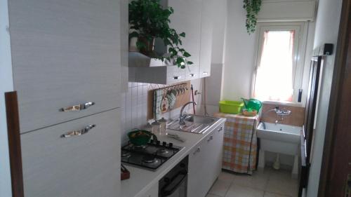 małą kuchnię ze zlewem i kuchenką w obiekcie Casa Alba w Cefalù