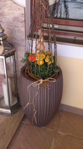 a bird cage with flowers and chickens in it at Pension Persch in Völkermarkt