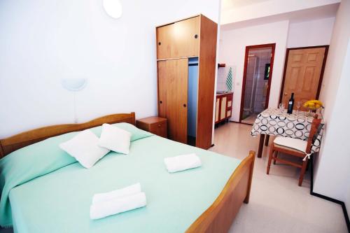 Postel nebo postele na pokoji v ubytování Apartments Leo Katić