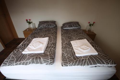 Un pat sau paturi într-o cameră la Hamrahlíð 9 Guesthouse