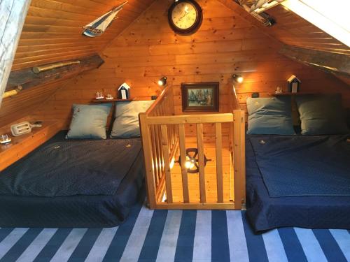 ヴィレルヴィルにあるGite De Merの木造キャビン内のベッドルーム1室(ベッド2台付)