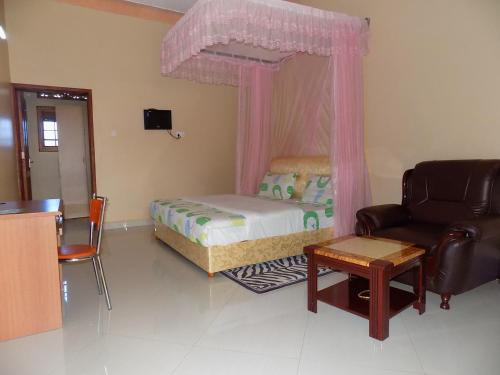 Giường trong phòng chung tại Tik Hotel Hoima