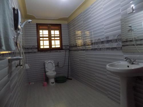 Phòng tắm tại Tik Hotel Hoima