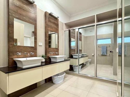 Smart Home Divice Kew 5BR Luxury Home& Smart Beds & Near CBD, मेलबोर्न (अपडेट की गई ...