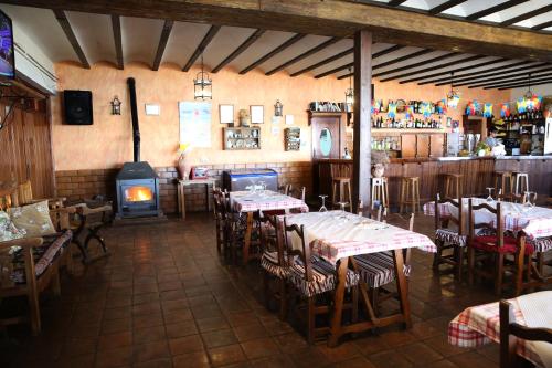Reštaurácia alebo iné gastronomické zariadenie v ubytovaní Las Banderas