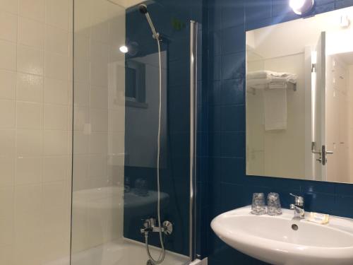 a bathroom with a shower and a sink and a toilet at Hotel D'Alcoutim in Alcoutim