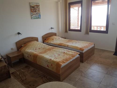 une chambre avec deux lits dans une pièce dans l'établissement Studios Sea View, à Nessebar