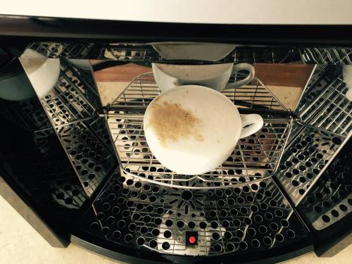 a dishwasher with a dirty cup in it at Auberge Sauvignon in Mont-Tremblant
