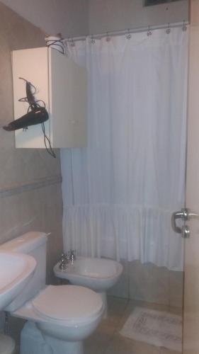 a bathroom with a toilet and a sink at Un lugar tranquilo in La Carrodilla