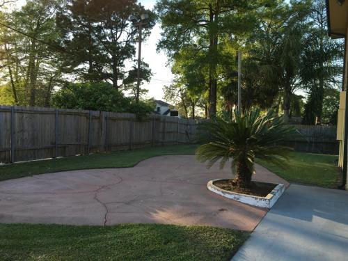 Jardín al aire libre en New Orleans Inn