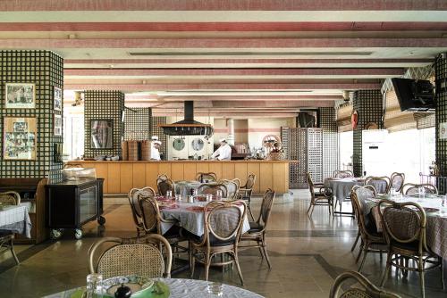 Restaurace v ubytování Hotel Al Bustan