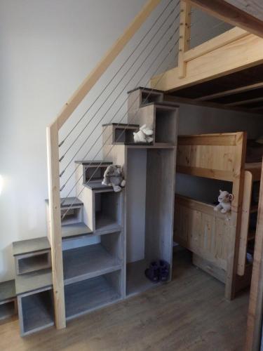 Ce dortoir comprend des lits superposés avec des escaliers. dans l'établissement Chamonix IRIS, à Chamonix-Mont-Blanc