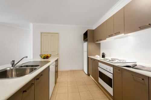 Una cocina o cocineta en Quest Bendigo