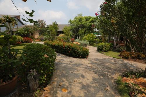 Taman di luar Bansuanrachawadee B&b