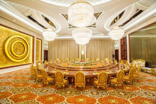 a large meeting room with a large table and chairs at JinLing Hotel SanFangXiang in Jiangyin