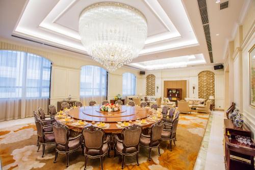 a large banquet room with a large table and chairs at JinLing Hotel SanFangXiang in Jiangyin
