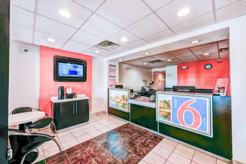 Motel 6-Niantic, CT - New Londonにあるテレビまたはエンターテインメントセンター