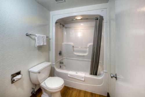 Motel 6-Niantic, CT - New Londonにあるバスルーム