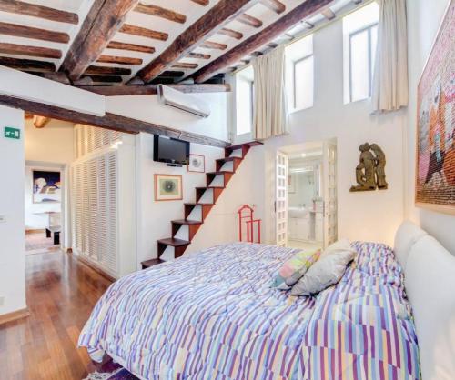 ein Schlafzimmer mit einem Bett und einer Treppe in der Unterkunft AltanaParlamento in Rom