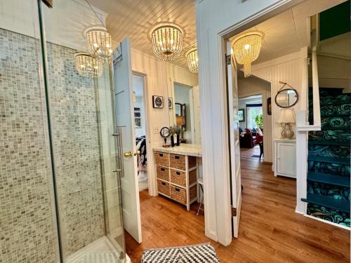 Beachy Chic Seaside Retreat-1 block to beach, 3 blks to town ...