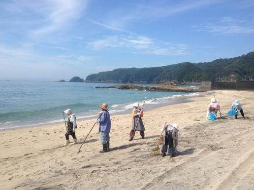 a group of people walking on the beach at Retreat wabi-sabi - walk to Ohama Beach - Max 12 ppl in Shimoda