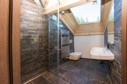 ein Bad mit einer Dusche, einem Waschbecken und einem WC in der Unterkunft Chalet La Source - Chamonix All Year in Chamonix-Mont-Blanc