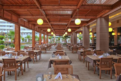 A restaurant or other place to eat at Dizalya Palm Garden Hotel