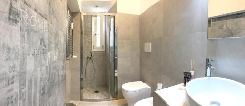 A bathroom at Suite Luisa Roma