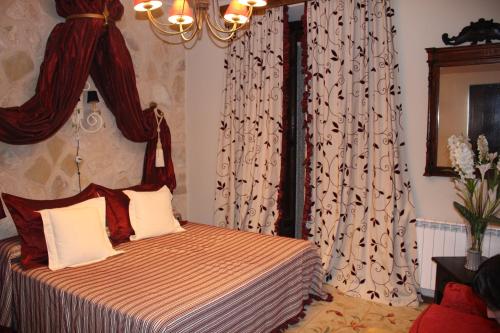 Un pat sau paturi într-o cameră la Casa Rural Mendoza