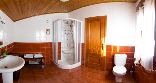 A bathroom at Apartamentos Rurales El Prado