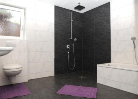 ein Badezimmer mit Dusche, Toilette und Waschbecken in der Unterkunft Appartement Am Goldbichl in Sauerlach