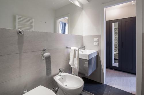A bathroom at Beccaria Suite