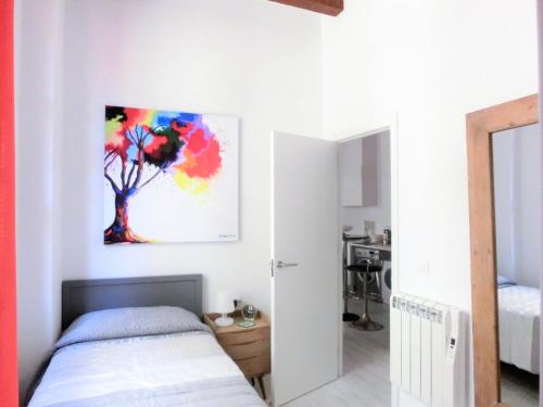 バレンシアにあるTotal Valencia Lonjaのベッドルーム1室(ベッド1台付)が備わります。壁には絵画が飾られています。