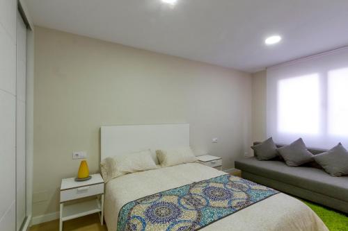 1 dormitorio con 1 cama y 1 sofá en Apartamento Plazalema, en Zamora