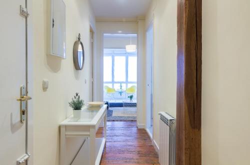 a hallway with a door leading to a room at Apartamento Urgul in Donostia-San Sebastián