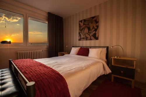 een slaapkamer met een groot bed en een raam bij Fortress view Apartment Novi Sad in Novi Sad