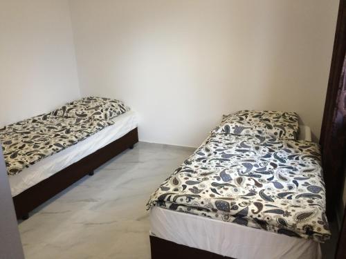 two beds in a small room withthritisthritisthritisthritisthritisthritisthritisthritisthritis at Apartment Spa Holidays in Sandanski