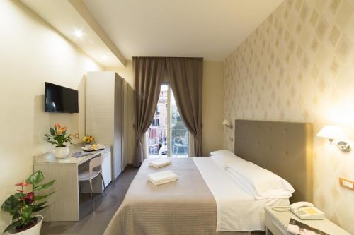 een hotelkamer met een bed en een bureau bij Hotel Club in Sant'Agnello