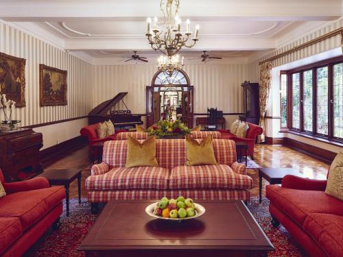 ein Wohnzimmer mit Sofas und einer Obstschale auf einem Tisch in der Unterkunft Selborne Golf Estate, Hotel & Spa in Pennington