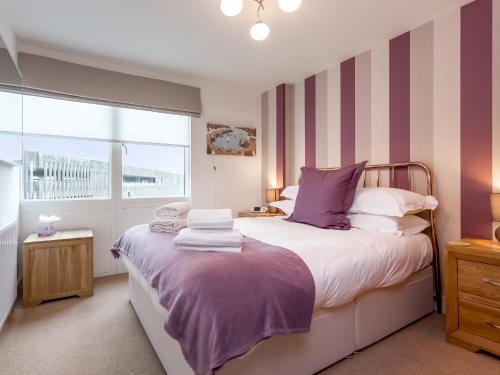 sypialnia z dużym łóżkiem i oknem w obiekcie Galician Shore w Poole