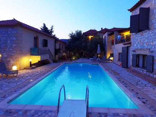 Kolam renang di atau dekat dengan Finikes Apartments