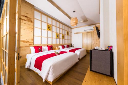 een slaapkamer met 2 bedden en rode kussens bij Zen Villa Khao Yai in Mu Si