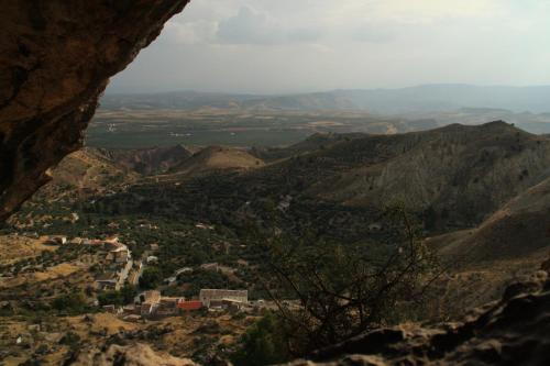 vistas al valle desde un acantilado en Caseria 7 Fuentes, en Hinojares