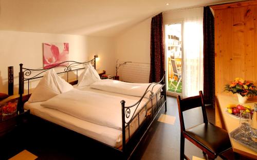 Ένα ή περισσότερα κρεβάτια σε δωμάτιο στο Park-Hotel Saas- Fee