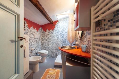 フィレンツェにあるLoft Duomo Firenzeのバスルーム(トイレ、洗面台、バスタブ付)
