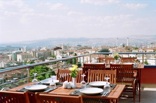 ein Tisch auf einem Balkon mit Blick auf die Stadt in der Unterkunft Tufad Prestige Boutique in Ankara