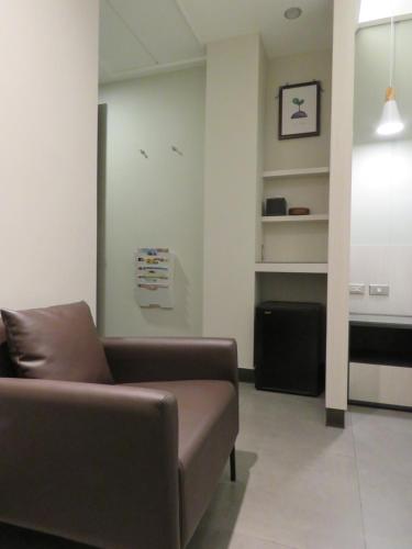 a living room with a couch and a table at 非住不可 市區民宿附專用停車場 in Hualien City
