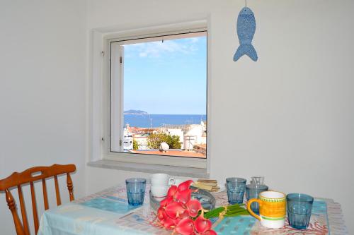 mesa de comedor con vistas al océano en Maridea - Via Dragonara, en Ponza
