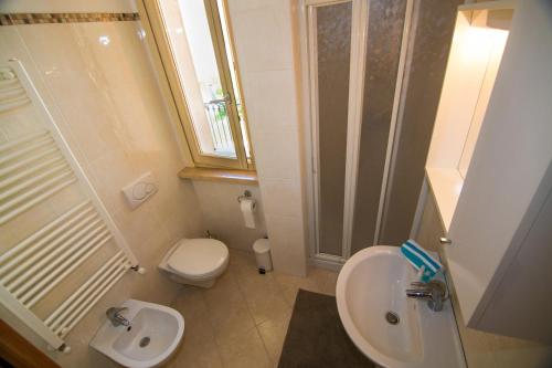 een kleine badkamer met een toilet en een wastafel bij Bilocale Damiani a due passi dal mare in San Benedetto del Tronto